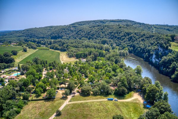 Camping + rivière - vue drone