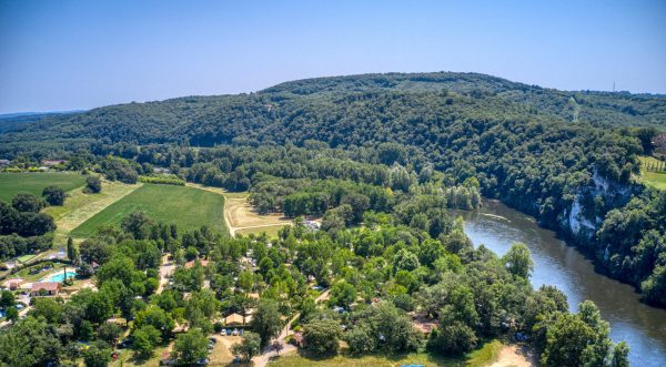 Camping + rivière - vue drone