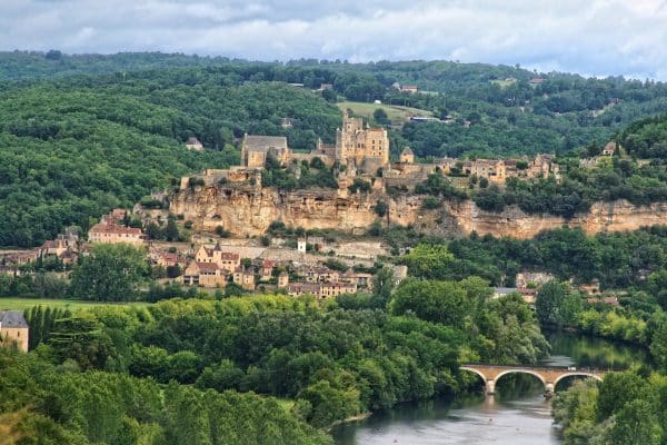 Vue sur la Dordogne, paysage luxuriant du Périgord Noir.